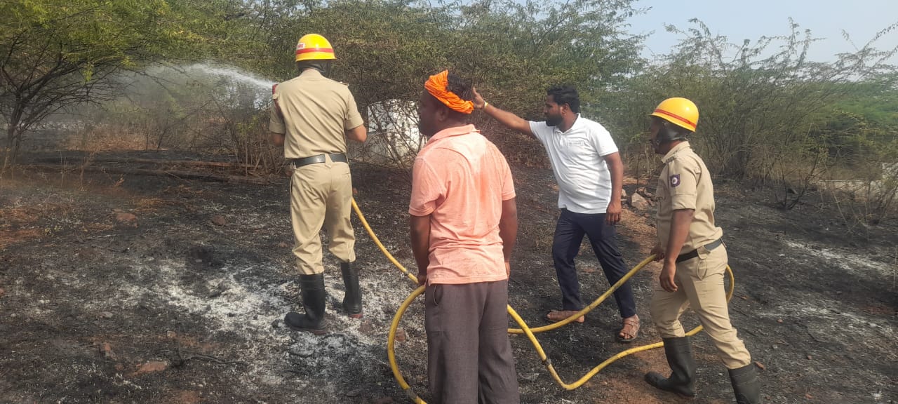 ಹುನಗುಂದ ಪಟ್ಟಣದ ಹೊರ ವಲಯದಲ್ಲಿರುವ ಮಲ್ಲಿಕಾರ್ಜುನ ಗುಡ್ಡಕ್ಕೆ ಹತ್ತಿದ ಬೆಂಕಿಯನ್ನು ನಂದಿಸುತ್ತಿರುವ ಅಗ್ನಿ ಶಾಮಕ ಸಿಬ್ಬಂದಿ 