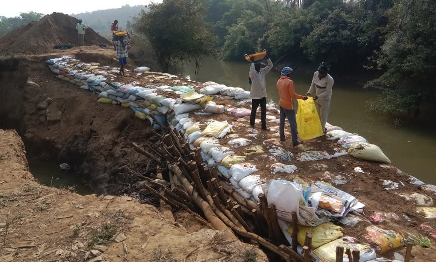 ಹಾನಗಲ್‌ ತಾಲ್ಲೂಕಿನ ಶ್ರೀಂಗೇರಿ ಪಿಕಪ್‌ ಭಾಗದಲ್ಲಿ ಧರ್ಮಾ ನದಿ ಏರಿ ಒಡೆದುಕೊಂಡಿದ್ದು ಮರಳು ಚೀಲದ ತಾತ್ಕಾಲಿಕ ತಡೆಗೋಡೆ ನಿರ್ಮಾಣ ಧರ್ಮಾ ಪ್ರಾಜೆಕ್ಟ್‌ನಿಂದ ನಡೆದಿದೆ.