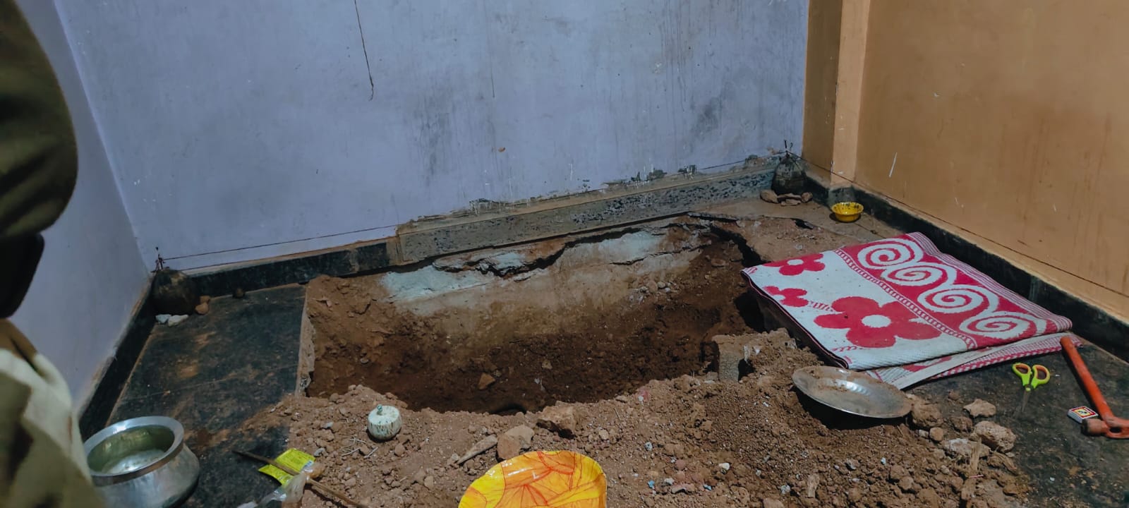 ವಾಮಾಚಾರಕ್ಕೆ ಮನೆಯ ಒಳಗೆ ತೋಡಿರುವ ಗುಂಡಿ 