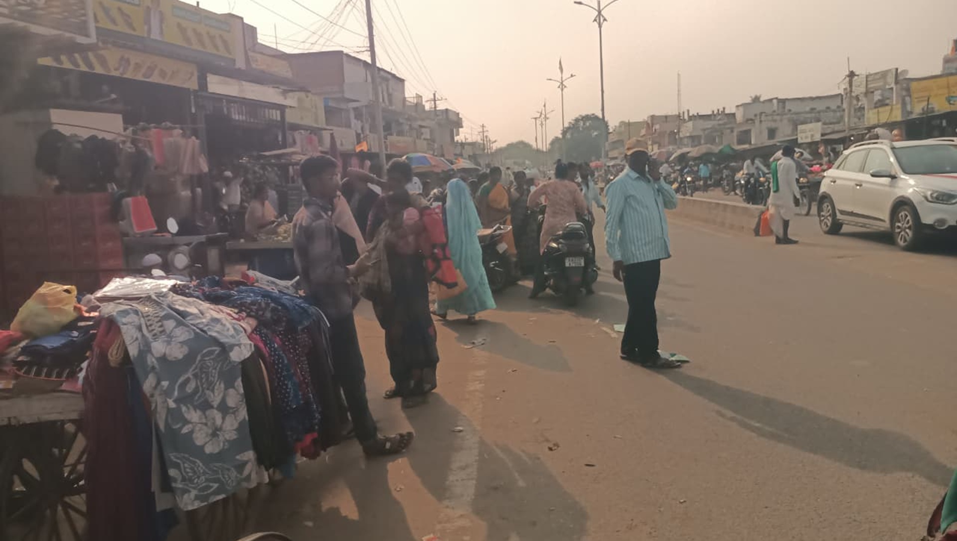 ಹುಣಸಗಿ ಪಟ್ಟಣದ ರಸ್ತೆ ಬದಿಯಲ್ಲಿನ ತಳ್ಳುವ ಬಂಡಿಗಳು