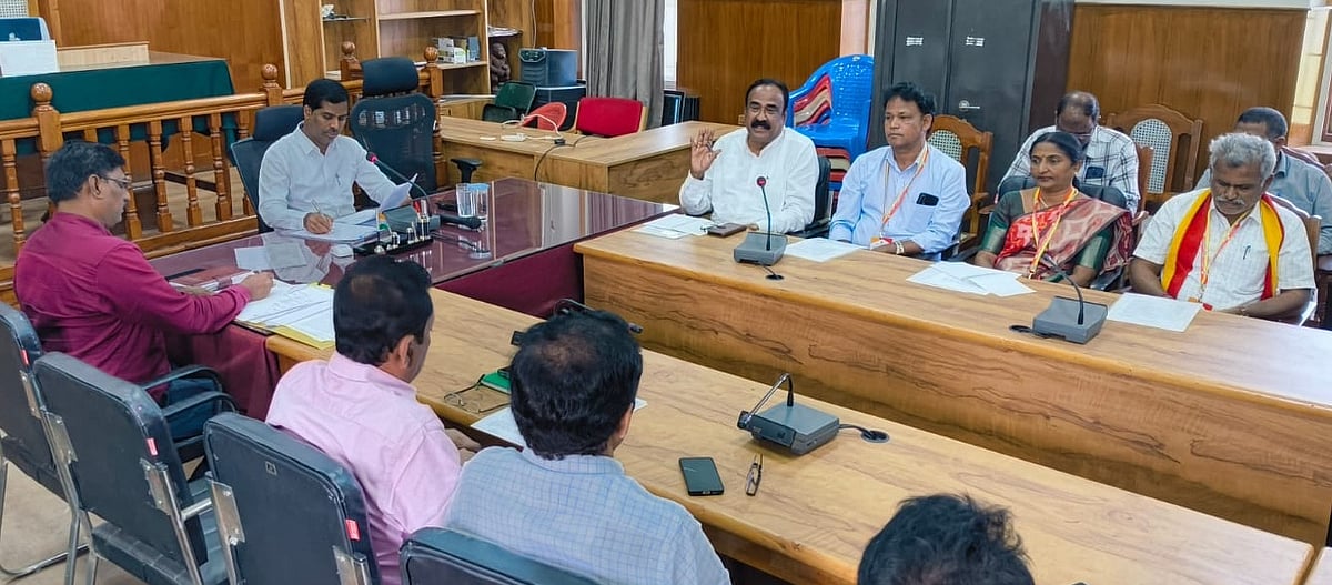 ಮಂಡ್ಯ | ಕನ್ನಡ ನಾಮಫಲಕ ಅಳವಡಿಸದಿದ್ದರೆ ಕ್ರಮ: ಜಿಲ್ಲಾಧಿಕಾರಿ ಕುಮಾರ ಎಚ್ಚರಿಕೆ