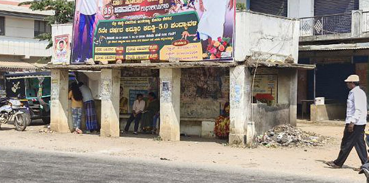 ಕಿಕ್ಕೇರಿ: ಅಪಾಯದ ಸ್ಥಿತಿಯಲ್ಲಿ ಆನೆಗೂಳ ಗ್ರಾಮದ ಬಸ್‌ ನಿಲ್ದಾಣ