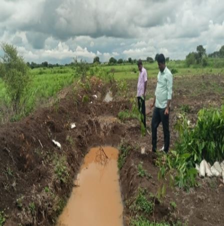 ಕಲಬುರಗಿ ತಾಲ್ಲೂಕಿನ ಹತಗುಂದಾ ಗ್ರಾಮದ ರೈತ ರಾಚಣ್ಣ ರಾಮಚಂದ್ರಪ್ಪ ಅವರ ಜಮೀನಿನಲ್ಲಿ ನಿರ್ಮಿಸಿರುವ ಟ್ರಂಚ್‌ ಕಂ ಬಂಡ್‌