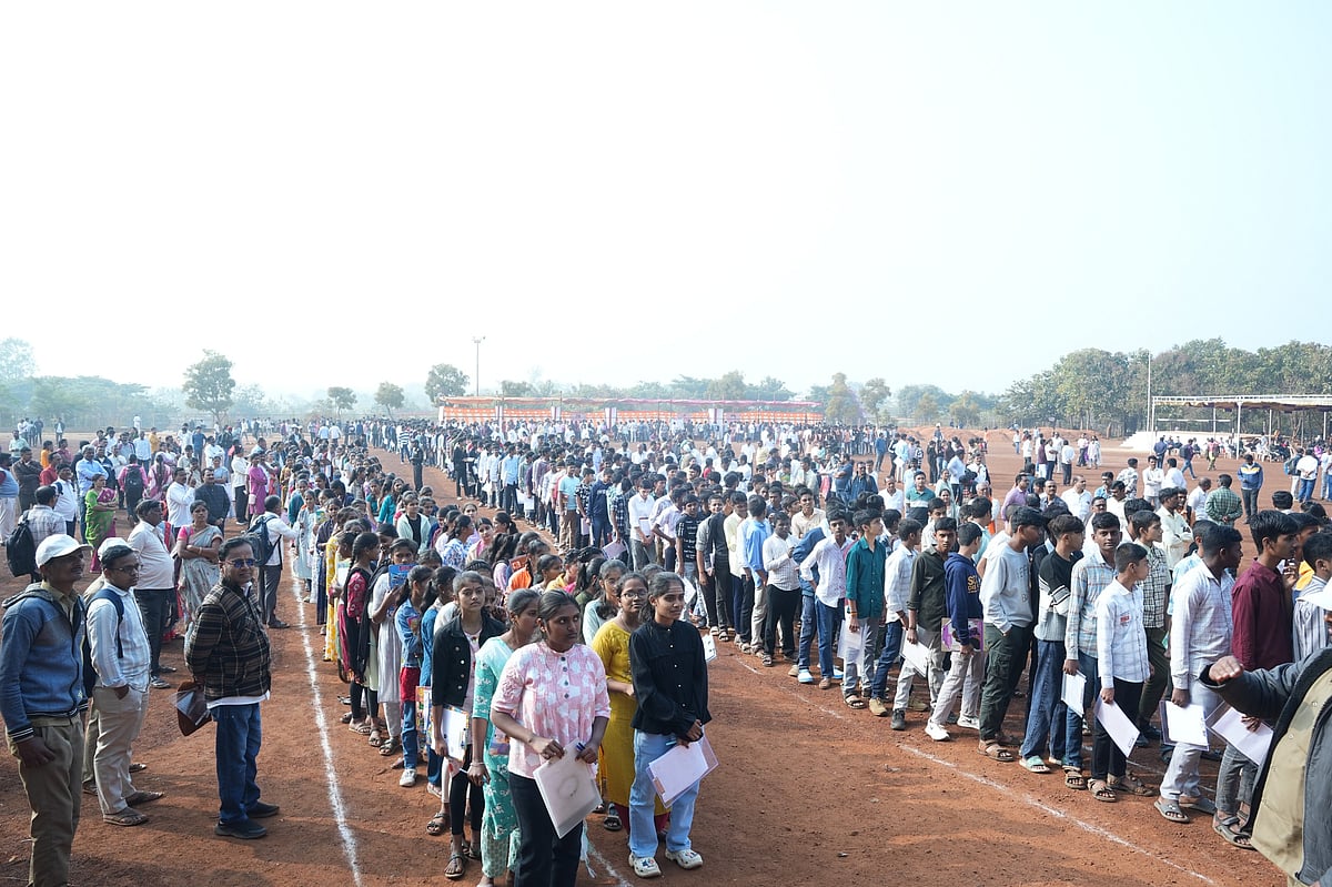 ಭಾಲ್ಕಿ: ಗೋಲ್ಡನ್ ಸ್ಕಾಲರಶಿಪ್ ಪ್ರವೇಶ ಪರೀಕ್ಷೆ ಬರೆದ ವಿದ್ಯಾರ್ಥಿಗಳು