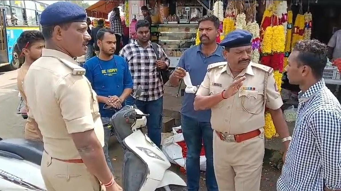 ದೊಡ್ಡಬಳ್ಳಾಪುರ | ಹೆಲ್ಮೆಟ್‌ ಕಡ್ಡಾಯ: ಮೂರೇ ದಿನದಲ್ಲಿ 122 ಪ್ರಕರಣ