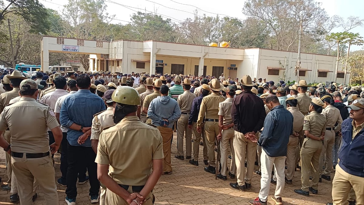 ಯಲ್ಲಾಪುರ ಕೊಲೆ ಪ್ರಕರಣ; ಕೆಎಂಸಿ-ಆರ್‌ಐ ಆಸ್ಪತ್ರೆ ಶವಾಗಾರದ ಬಳಿ ಬಂದೋಬಸ್ತ್