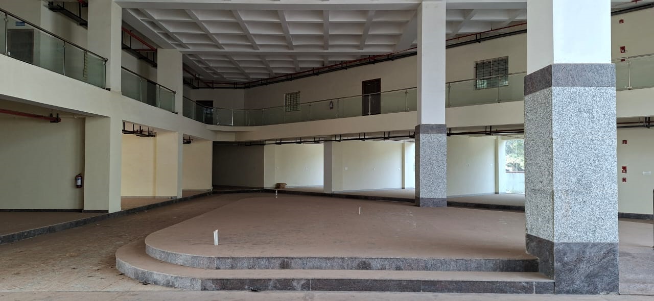 ಕಲಾ ಮಂದಿರದ ಒಳಾಂಗಣ ದೂಳುಮಯವಾಗಿದೆ