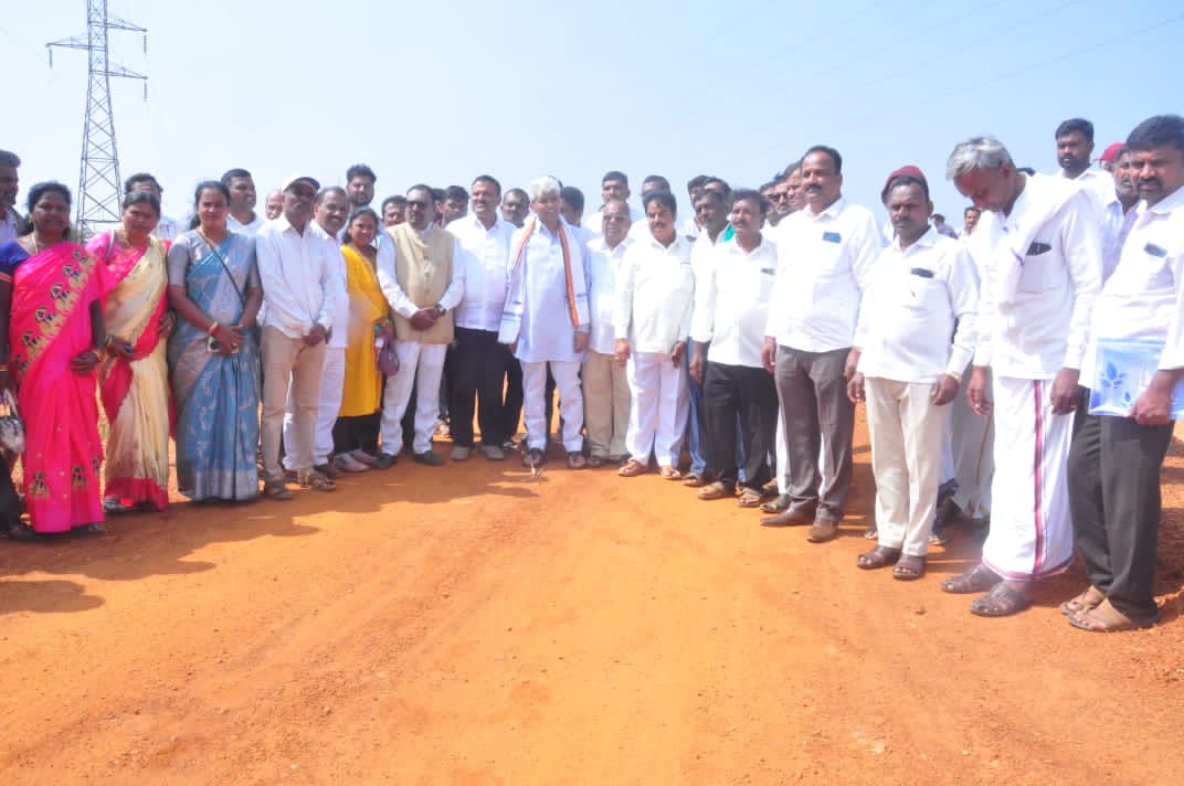 ತಿಪಟೂರು ತಾಲೂಕಿನ ಕೆ.ಬಿ.ಕ್ರಾಸ್ ಬಳಿ ಎತ್ತಿನಹೊಳೆ ಯೋಜನೆಯ ಕಾಮಗಾರಿ ಸ್ಥಳದಲ್ಲಿ ನಾಲ್ಕು ತಾಲೂಕಿನ ಮುಖಂಡರುಗಳ ಜನ ಆಂದೊಲನ ಸಭೆಯನ್ನುದ್ದೇಶಿಸಿ ಕೆಪಿಸಿಸಿ ರಾಜ್ಯ ಉಪಾಧ್ಯಕ್ಷ ಮುರಳಿಧರ ಹಾಲಪ್ಪ ಮಾತನಾಡಿದರು.