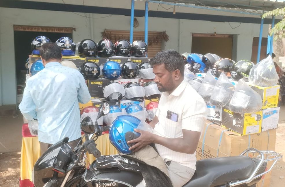 ದೊಡ್ಡಬಳ್ಳಾಪುರದ ರಸ್ತೆ ಬದಿಗಳಲ್ಲಿ ಹೆಲ್ಮೆಟ್‌ ಮಾರಾಟ ಮಾಡುತ್ತಿರುವುದು