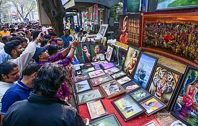 ಚಿತ್ರಗಳನ್ನು ಮೊಬೈಲ್‌ ಕ್ಯಾಮರಾಗಳಲ್ಲಿ ಸೆರೆಹಿಡಿದ ಜನರು