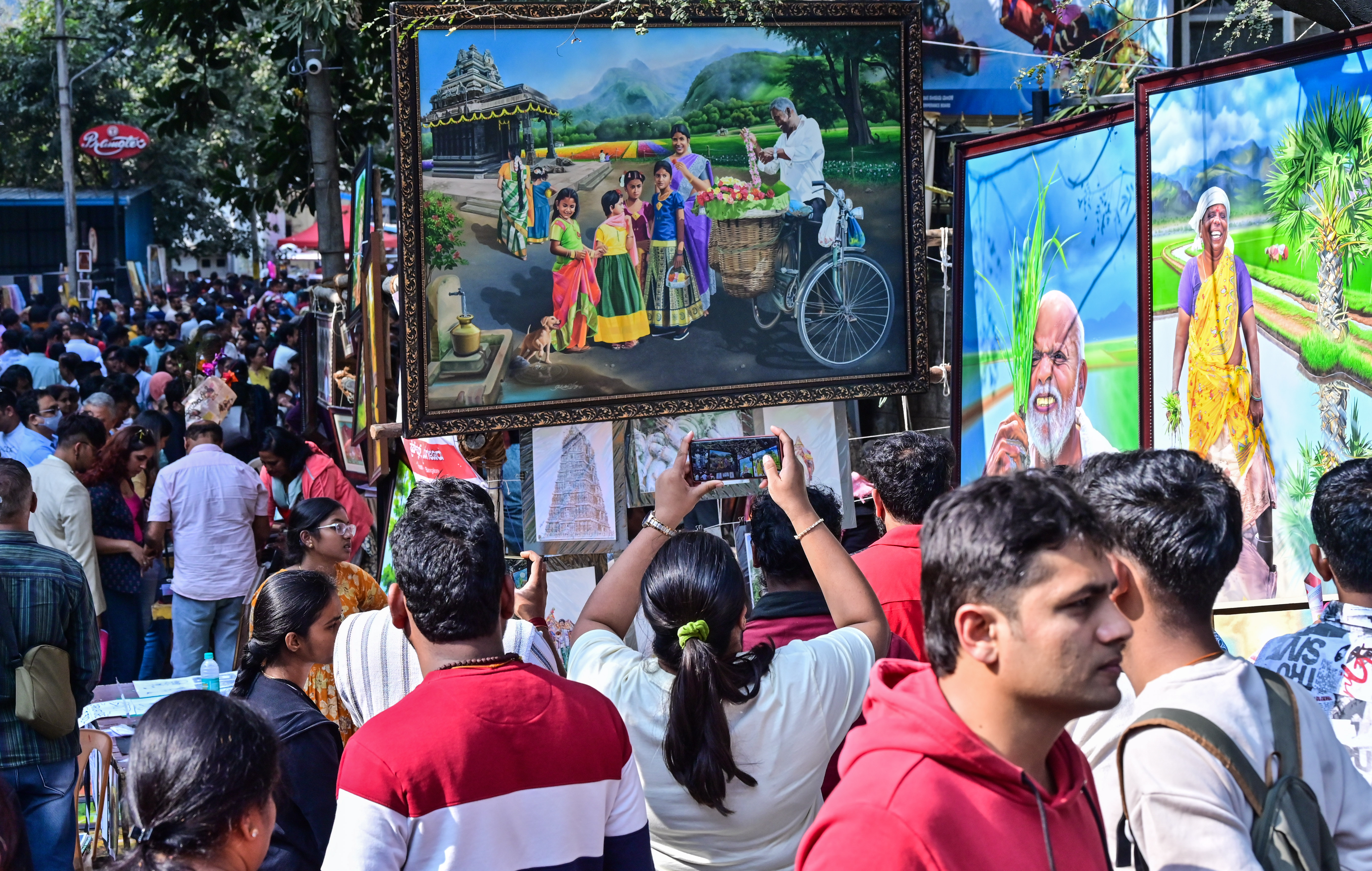 ಹೂವು ಮಾರಾಟ ಮಾಡುತ್ತಿರುವ ಕಲಾಕೃತಿಯನ್ನು ಸಾರ್ವಜನಿಕರು ಕುತೂಹಲದಿಂದ ವೀಕ್ಷಿಸಿದರು
ಪ್ರಜಾವಾಣಿ ಚಿತ್ರ: ಪ್ರಶಾಂತ್ ಎಚ್.ಜಿ.