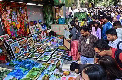 ವರ್ಣಮಯ ಕಲಾಕೃತಿಗಳು ಕಲಾರಸಿಕರ ಸಂಭ್ರಮವನ್ನು ಇಮ್ಮಡಿಗೊಳಿಸಿದವು.
