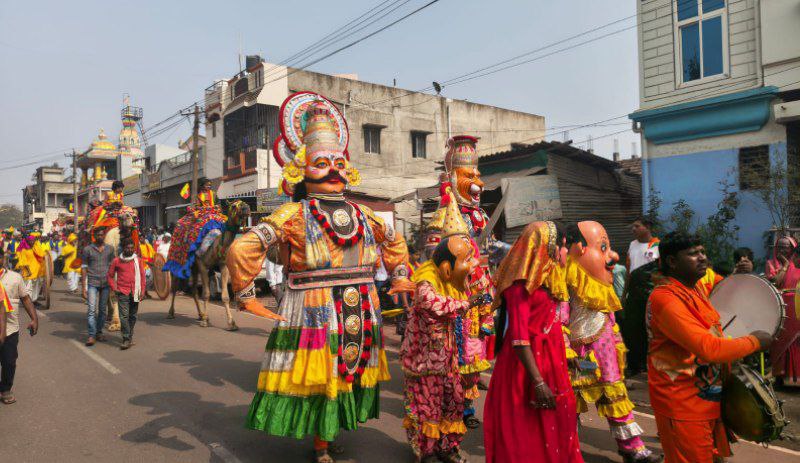 ನಿಪ್ಪಾಣಿ ತಾಲ್ಲೂಕಿನ ಕಾರದಗಾ ಗ್ರಾಮದಲ್ಲಿ ಕನ್ನಡ ಸಮಾವೇಶದ ಅಂಗವಾಗಿ ಹಮ್ಮಿಕೊಂಡಿದ್ದ ಮೆರವಣಿಗೆಯಲ್ಲಿ ಗೊಂಬೆ ಕುಣಿತ ಆಕರ್ಷಿಸಿತು