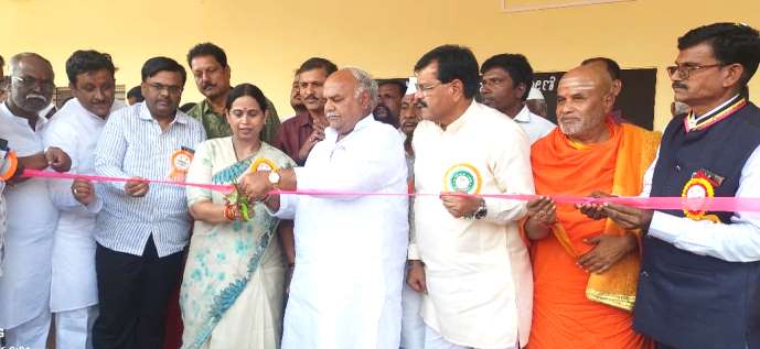 4ಸಿಡಿಎನ್02‌ ಚಡಚಣ ತಾಲ್ಲೂಕಿನ ಲೋಣಿ ಬಿ.ಕೆ ಗ್ರಾಮದಲ್ಲಿ ಭಾನುವಾರ  ಶ್ರೀ ಸಿದ್ದೇಶ್ವರ ಶಿಕ್ಷಣ ಸಂಸ್ಥೆಯ ಸುವರ್ಣ ಮಹೋತ್ಸವ ಕಾರ್ಯಕ್ರಮದಲ್ಲಿ ಸಾಂಸ್ಕೃತಿಕ ಭವನ ಉದ್ಘಾಟನೆಯನ್ನು  ಜವಳಿ ಮತ್ತು  ಸಕ್ಕರೆ ಸಚಿವ ಶಿವಾನಂದ ಪಾಟೀಲ ನೆವೇರಿಸಿದರು.