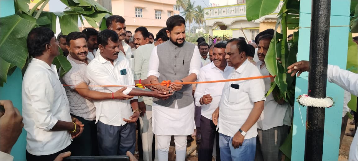 ದಾಸರಹಳ್ಳಿ ಗ್ರಾಮದಲ್ಲಿ ಜಲ್ ಜೀವನ್ ಅಡಿ ಹರ್ ಗರ್ ಜಲ್ ಮಿಷನ್ ಯೋಜನೆಯಲ್ಲಿ ನಿರ್ಮಾಣಗೊಂಡಿದ್ದ ಓವರ್ ಹೆಡ್ ಟ್ಯಾಂಕ್ ಗೆ ಚಾಲನೆ ನೀಡಿದ ಸಂದರ್ಭ