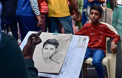  ಚಿತ್ರಸಂತೆಯಲ್ಲಿ ಕಲಾವಿದರೊಬ್ಬರು ಬಾಲಕನ ಭಾವಚಿತ್ರ ಬಿಡಿಸಿದರು. 