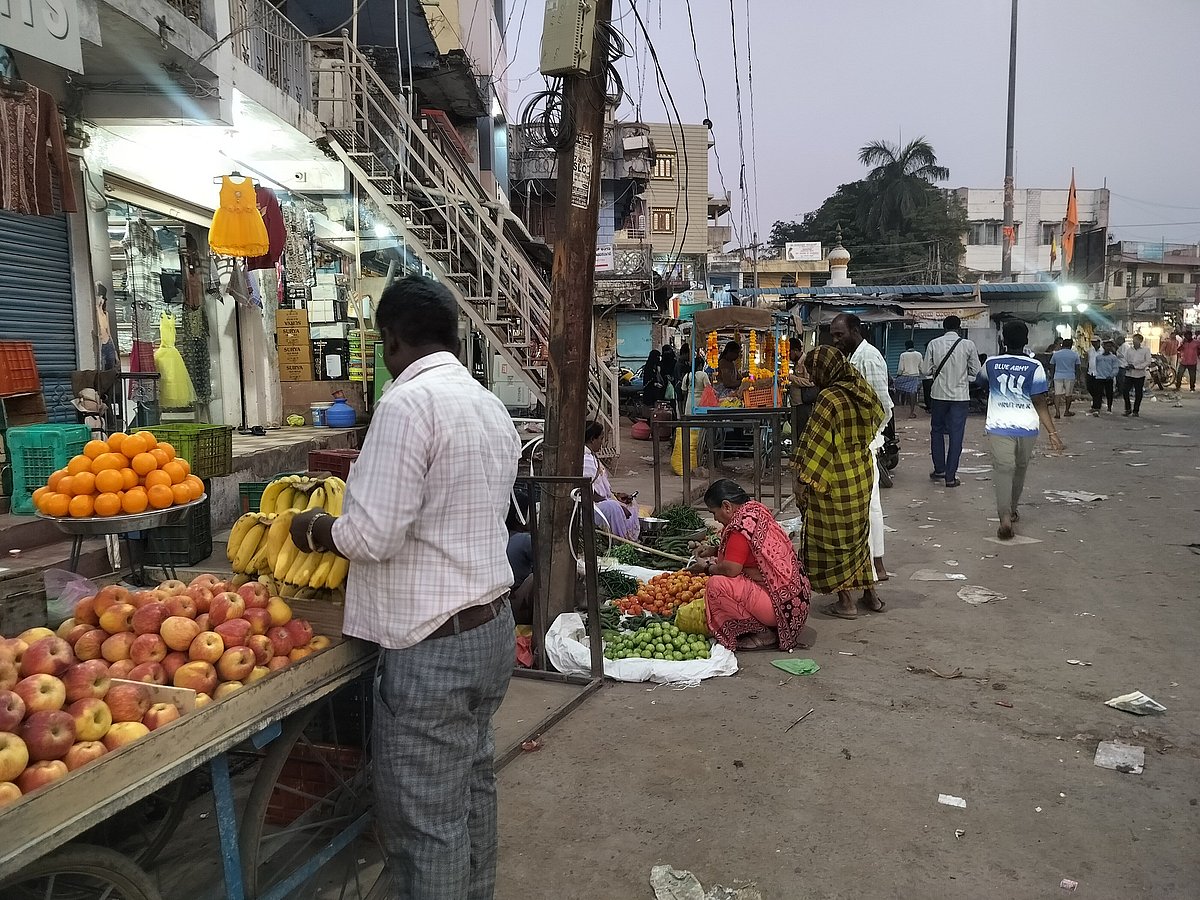 ಯಾದಗಿರಿ: ಅತಿಕ್ರಮಣಕ್ಕೆ ಫುಟ್‌ಪಾತ್‌ಗಳೇ ಮಾಯ! 

