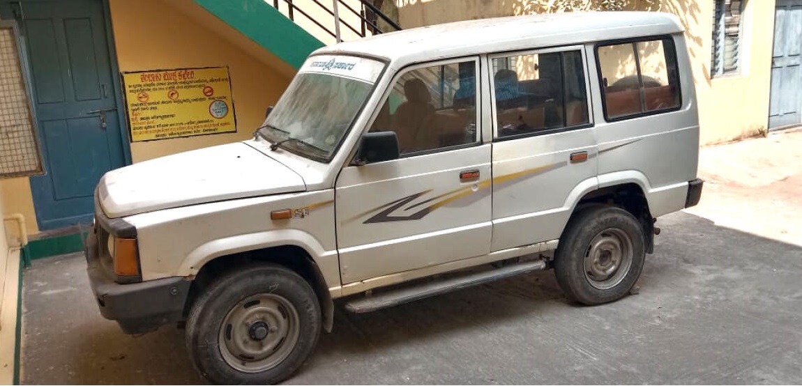 ಮೊಳಕಾಲ್ಮುರಿನ ತಾಲ್ಲೂಕು ಆರೋಗ್ಯಾಧಿಕಾರಿ ಕಚೇರಿ ಎದುರು ಸೇವೆಯಿಂದ ದೂರವಾಗಿ ನಿಂತಿರುವ ತಾಲ್ಲೂಕು ಆರೋಗ್ಯಾಧಿಕಾರಿ ವಾಹನ