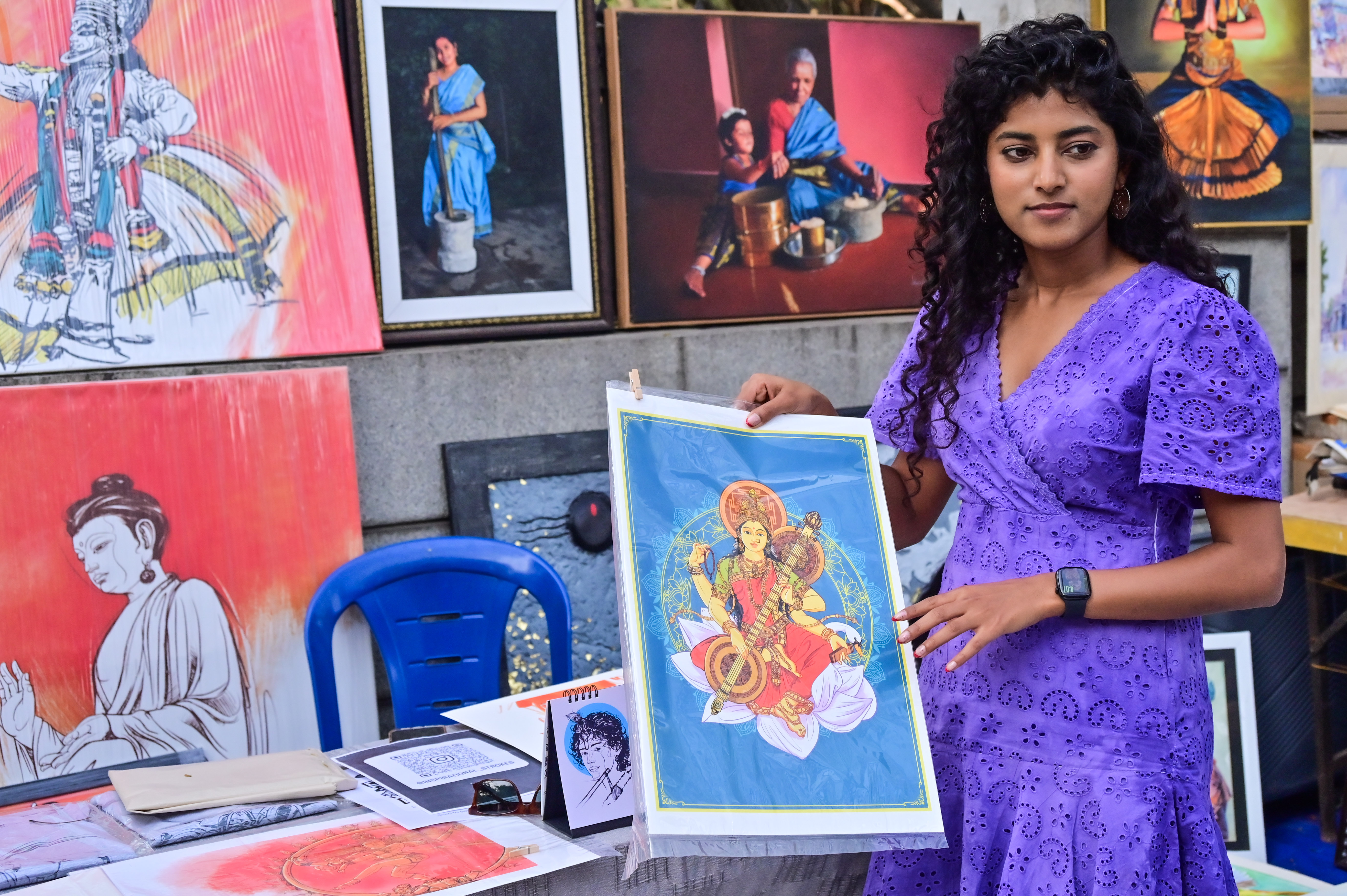 ಕಲಾಕೃತಿ ಪ್ರದರ್ಶಿಸಿದ ಕಲಾವಿದೆ
ಪ್ರಜಾವಾಣಿ ಚಿತ್ರ: ಪ್ರಶಾಂತ್ ಎಚ್.ಜಿ.