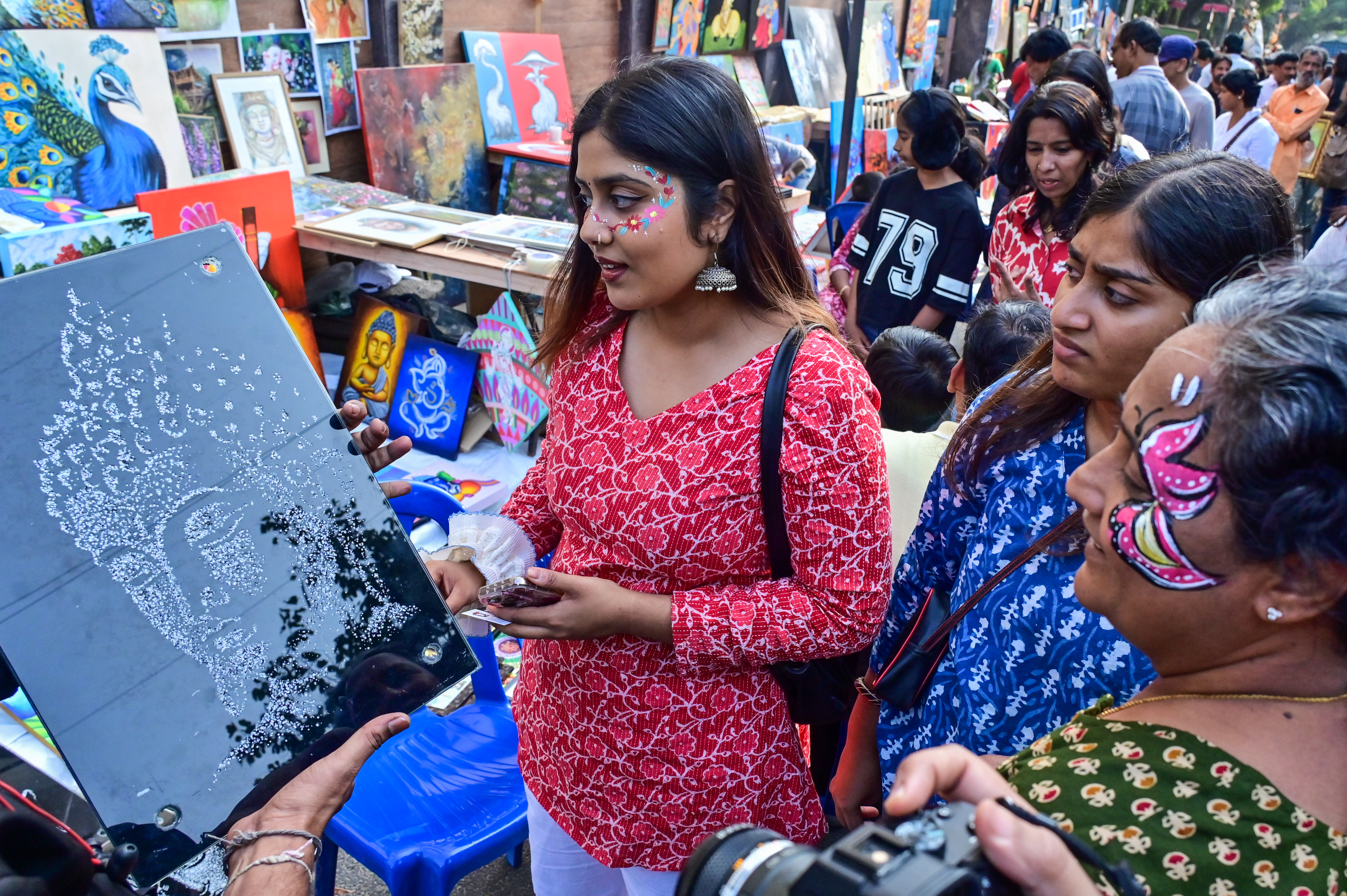 ಚಿತ್ರಸಂತೆಯಲ್ಲಿ ಮಹಿಳೆಯರು ಕಲಾಕೃತಿಯನ್ನು ವೀಕ್ಷಿಸಿದರು
ಪ್ರಜಾವಾಣಿ ಚಿತ್ರ: ಪ್ರಶಾಂತ್ ಎಚ್.ಜಿ.