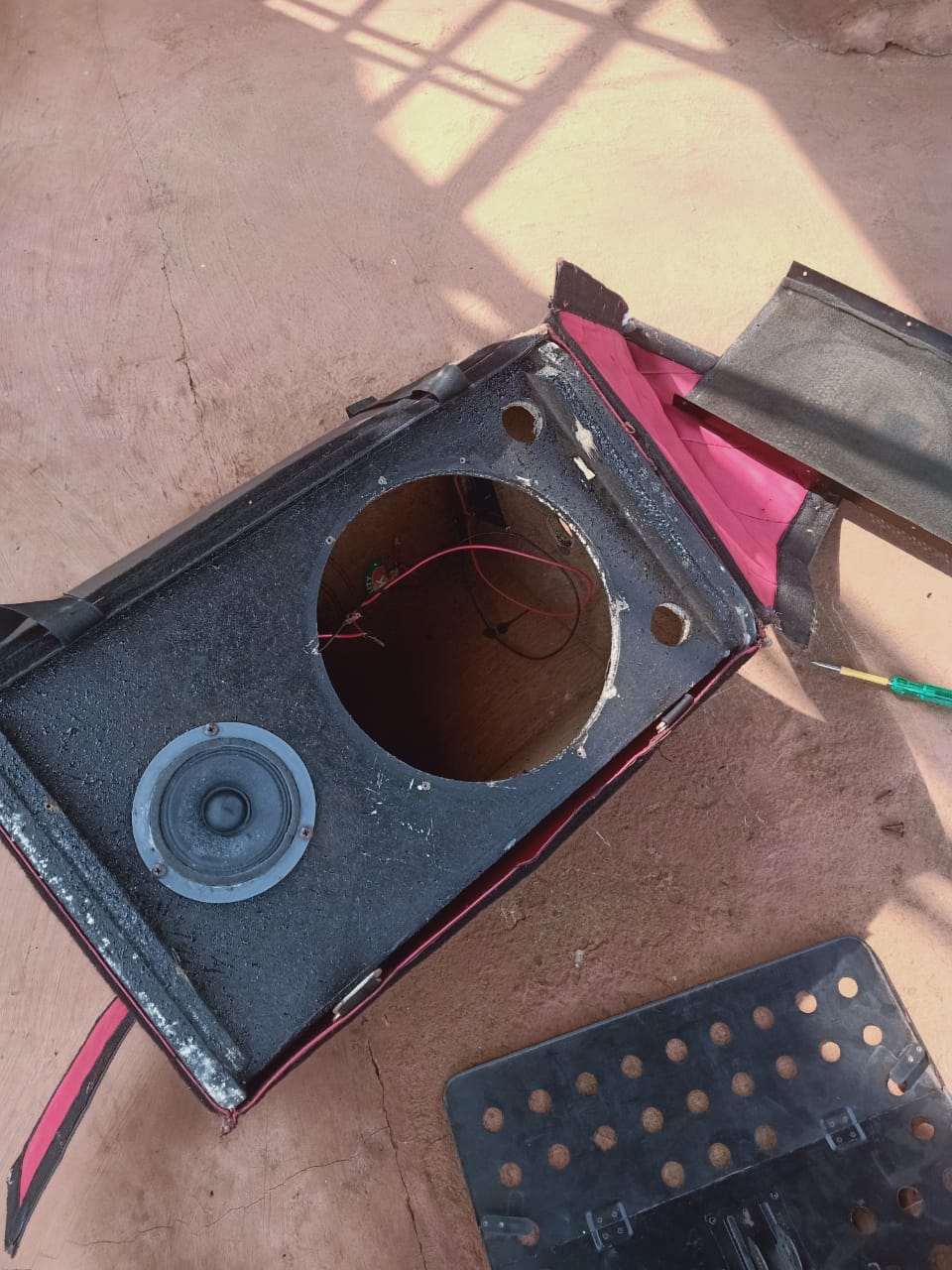 ಹಾನಿಗೀಡಾಗಿರುವ ಸ್ಪೀಕರ್