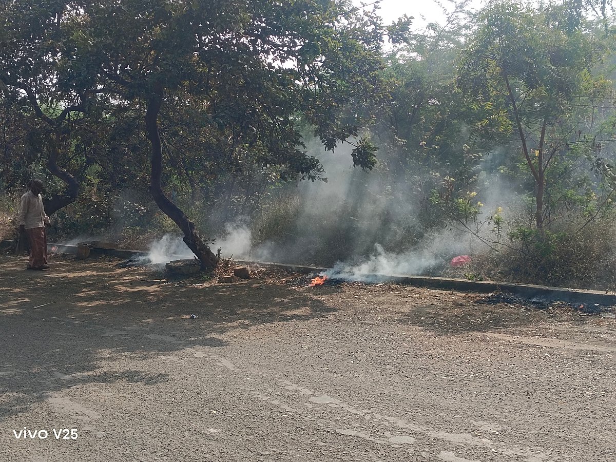 ಬಾಗಲಕೋಟೆ | ತ್ಯಾಜ್ಯಕ್ಕೆ ಬೆಂಕಿ: ಪರಿಸರಕ್ಕೆ ಹಾನಿ