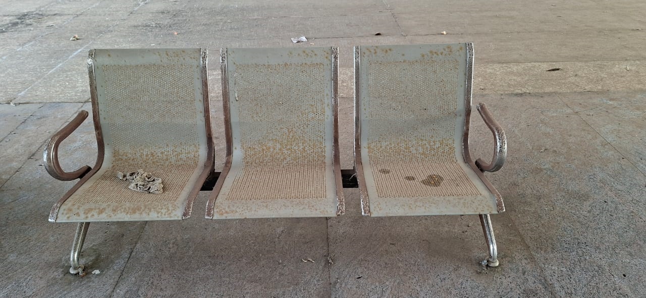 ತುಕ್ಕು ಹಿಡಿದಿರುವ ಆಸನಗಳು