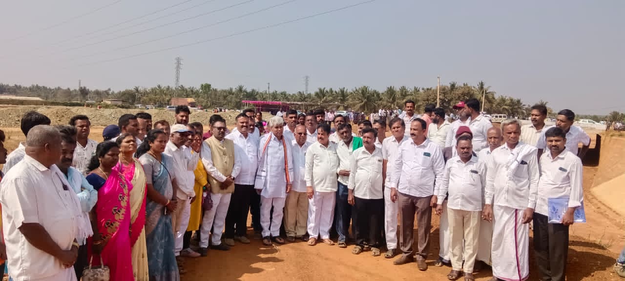 ತಿಪಟೂರು ತಾಲೂಕಿನ ಕೆ.ಬಿ.ಕ್ರಾಸ್ ಬಳಿ ಎತ್ತಿನಹೊಳೆ ಯೋಜನೆಯ ಕಾಮಗಾರಿ ಸ್ಥಳದಲ್ಲಿ ನಾಲ್ಕು ತಾಲೂಕಿನ ಮುಖಂಡರುಗಳ ಜನ ಆಂದೊಲನ ಸಭೆಯನ್ನುದ್ದೇಶಿಸಿ ಕೆಪಿಸಿಸಿ ರಾಜ್ಯ ಉಪಾಧ್ಯಕ್ಷ ಮುರಳಿಧರ ಹಾಲಪ್ಪ ಮಾತನಾಡಿದರು.