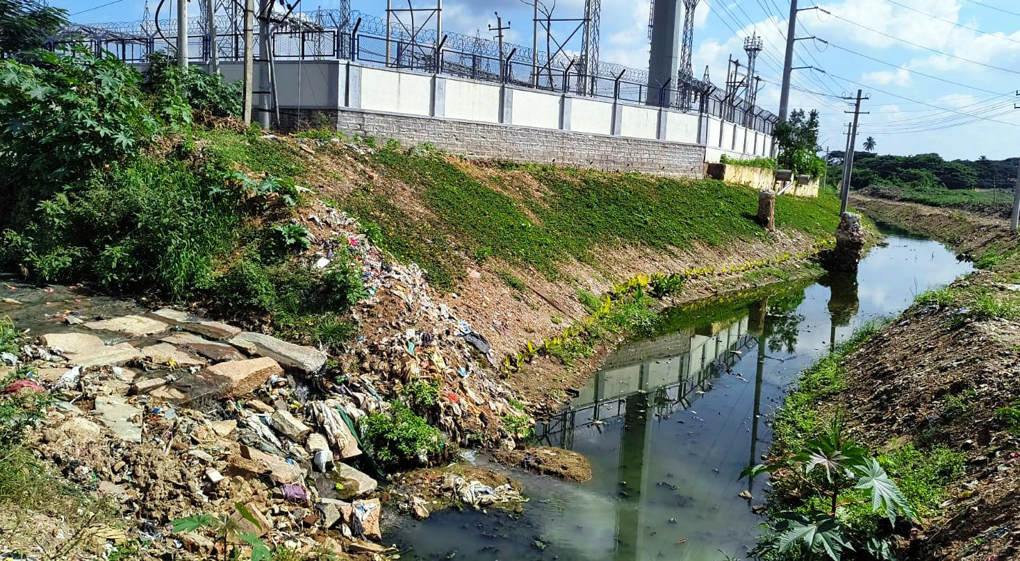 ಶೆಟ್ಟಿಹಳ್ಳಿ ಕೆರೆಯ ಪುನಶ್ಚೇತನ ಕಾಮಗಾರಿ ಆರಂಭಿಸಿದ್ದ ವೇಳೆ ಸ್ವಚ್ಛಗೊಂಡಿದ್ದ ಕೆಇಬಿ ಕಚೇರಿ ಹಿಂಭಾಗದ ಸ್ಥಳ