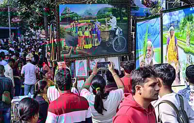 ಕಲಾಕೃತಿಗಳನ್ನು ಕುತೂಹಲದಿಂದ ವೀಕ್ಷಿಸಿ ಫೋಟೊ ಕ್ಲಿಕ್ಕಿಸಿಕೊಂಡ  ಜನ