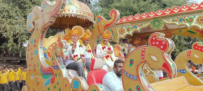 4ಸಿಡಿಎನ್03‌ ಚಡಚಣ ತಾಲ್ಲೂಕಿನ ಲೋಣಿ ಬಿ.ಕೆ ಗ್ರಾಮದಲ್ಲಿ ಭಾನುವಾರ  ಶ್ರೀ ಸಿದ್ದೇಶ್ವರ ಶಿಕ್ಷಣ ಸಂಸ್ಥೆಯ ಸುವರ್ಣ ಮಹೋತ್ಸವ ಕಾರ್ಯಕ್ರಮದಲ್ಲಿ ನಿವೃತ್‌ ಶಿಕ್ಷಕರನ್ನು ಸಾರೋಟನಲ್ಲಿ ಮೆರವಣಿಗೆ ಮಾಡಲಾಯಿತು.