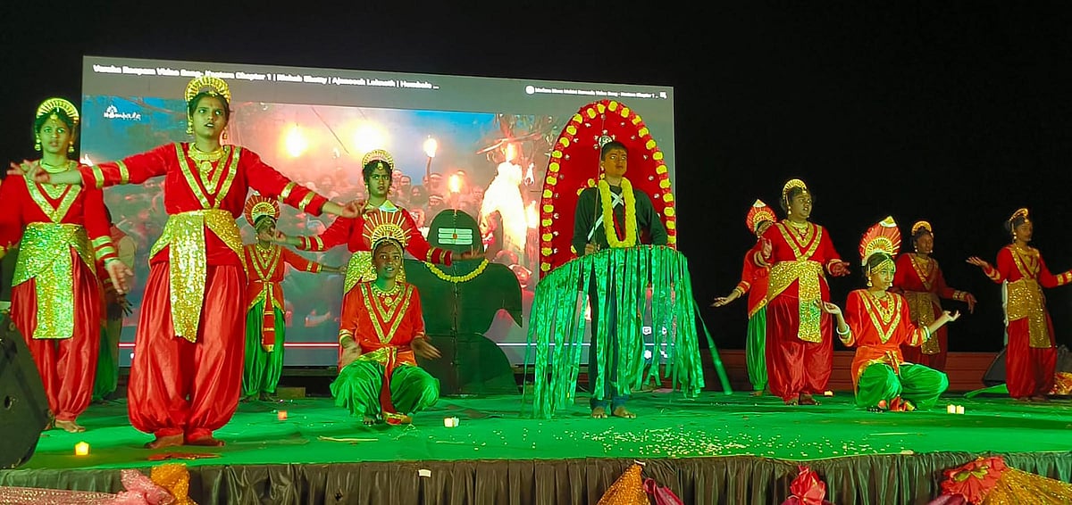 ಶಿಡ್ಲಘಟ್ಟ: ವಿದ್ಯಾರ್ಥಿಗಳೊಂದಿಗೆ ಹೆಜ್ಜೆ ಹಾಕಿದ ನಟ