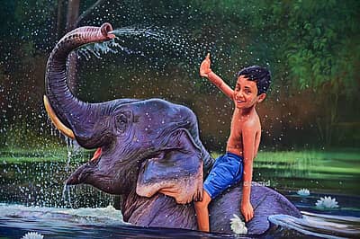 ಈ ಚಿತ್ರಸಂತೆಯಲ್ಲಿ ₹100 ರಿಂದ ಲಕ್ಷಾಂತರ ರೂಪಾಯಿ ಮೌಲ್ಯದ ಕಲಾಕೃತಿಗಳು ಲಭ್ಯ.