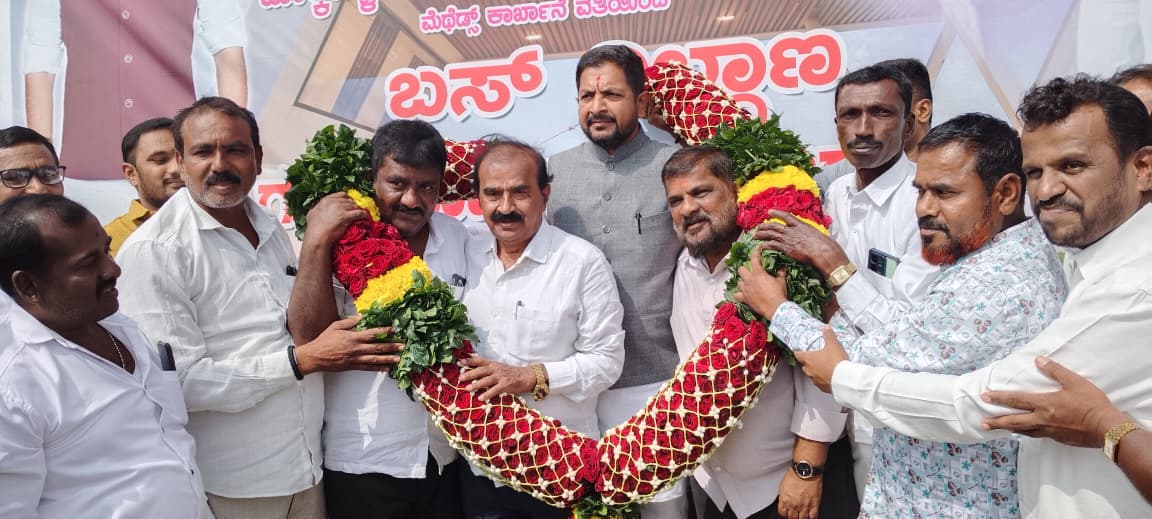 ಪಿಲ್ಲಗುಂಪೆ ಚೊಕ್ಕಹಳ್ಳಿ ಕೈಗಾರಿಕಾ ಪ್ರದೇಶದಲ್ಲಿ ಮೇಥೆಡ್ಸ್ ಕಂಪನಿಯ ಸಿಎಸ್ಆರ್ ಅನುಧಾನದಲ್ಲಿ ಬಸ್ ನಿಲ್ದಾಣ ನಿರ್ಮಾಣ ಕಾಮಗಾರಿ ಉದ್ಘಾಟನೆ ಸಂದರ್ಭ