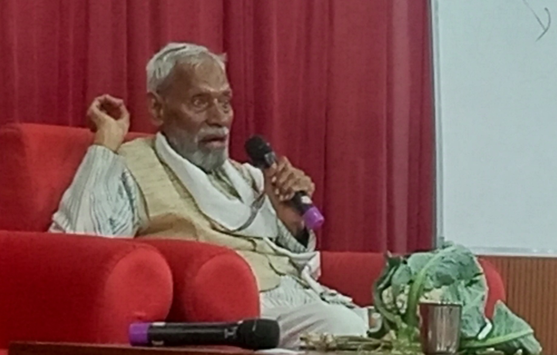 ಹಳೇಬೀಡು ಸಮೀಪದ ಪುಷ್ಪಗಿರಿಯಲ್ಲಿ ನಡೆಯುತ್ತಿರುವ ನೈಸರ್ಗಿಕ ಕೃಷಿ ಕಾರ್ಯಾಗಾರದಲ್ಲಿ ಸುಭಾಷ್ ಪಾಳೇಕರ್ ಭಾನುವಾರ ರೈತರಿಗೆ ನೈಸರ್ಗಿಕ ಕೃಷಿ ಮಾಹಿತಿ ನೀಡಿದರು 