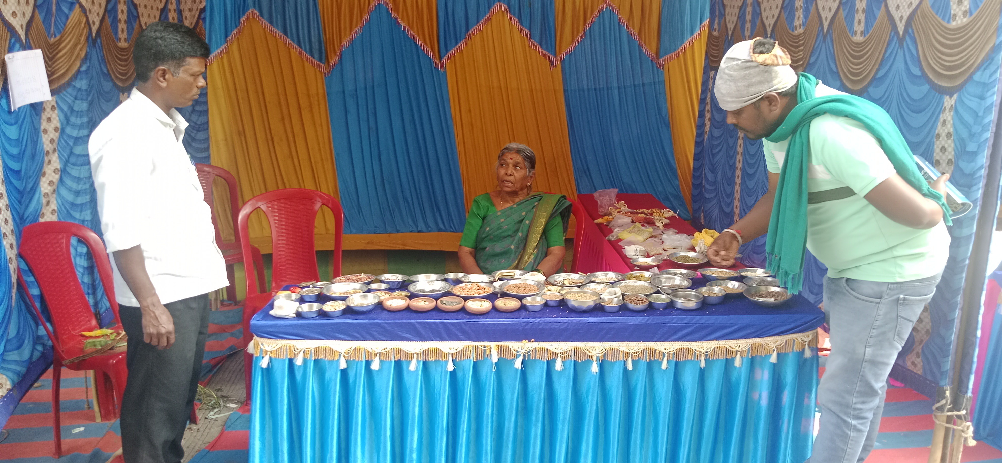 ಪಿರಿಯಾಪಟ್ಟಣ ಪದ್ಮಮ್ಮ ತಾವೇ ಬೆಳೆದು ಉತ್ಪಾದಿಸಿದ ನಾಟಿ ಬಿತ್ತನೆ ಬೀಜ ಮಾರಾಟ ಮಾಡಿದರು