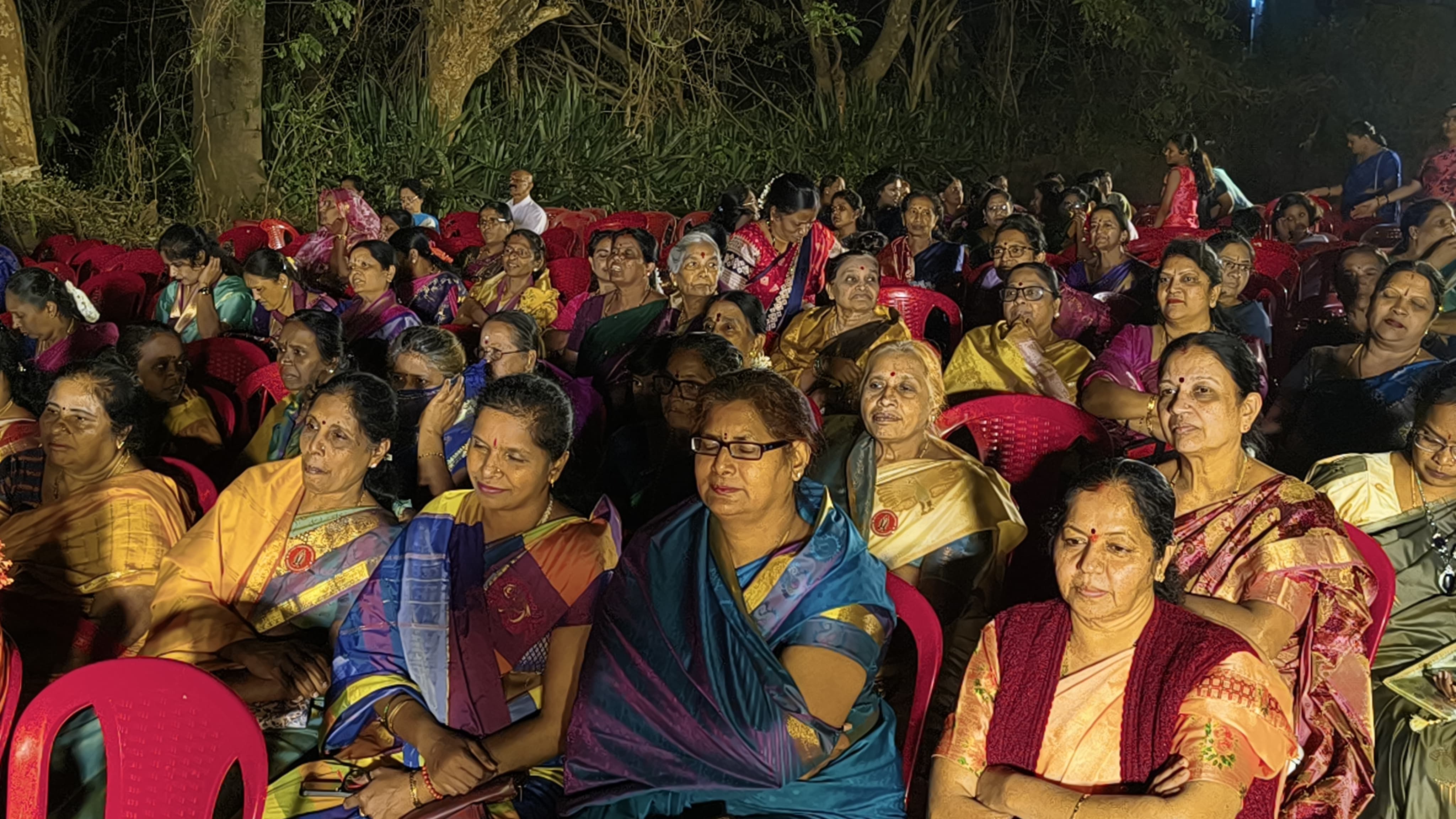 ಕುಶಾಲನಗರದಲ್ಲಿ ನಡೆದ ಮಹಾ ಆರತಿ ಕಾರ್ಯಕ್ರಮದಲ್ಲಿ ಪಾಲ್ಗೊಂಡಿರುವ ಸಭಿಕರು.