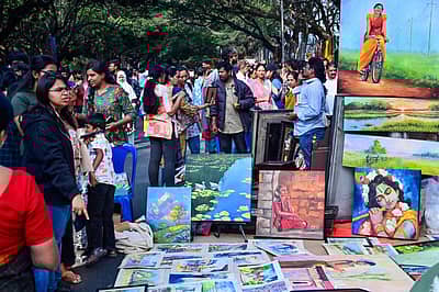 ಚಿತ್ರ ಸಂತೆಗೆ ಬಂದಿದ್ದ ಜನ