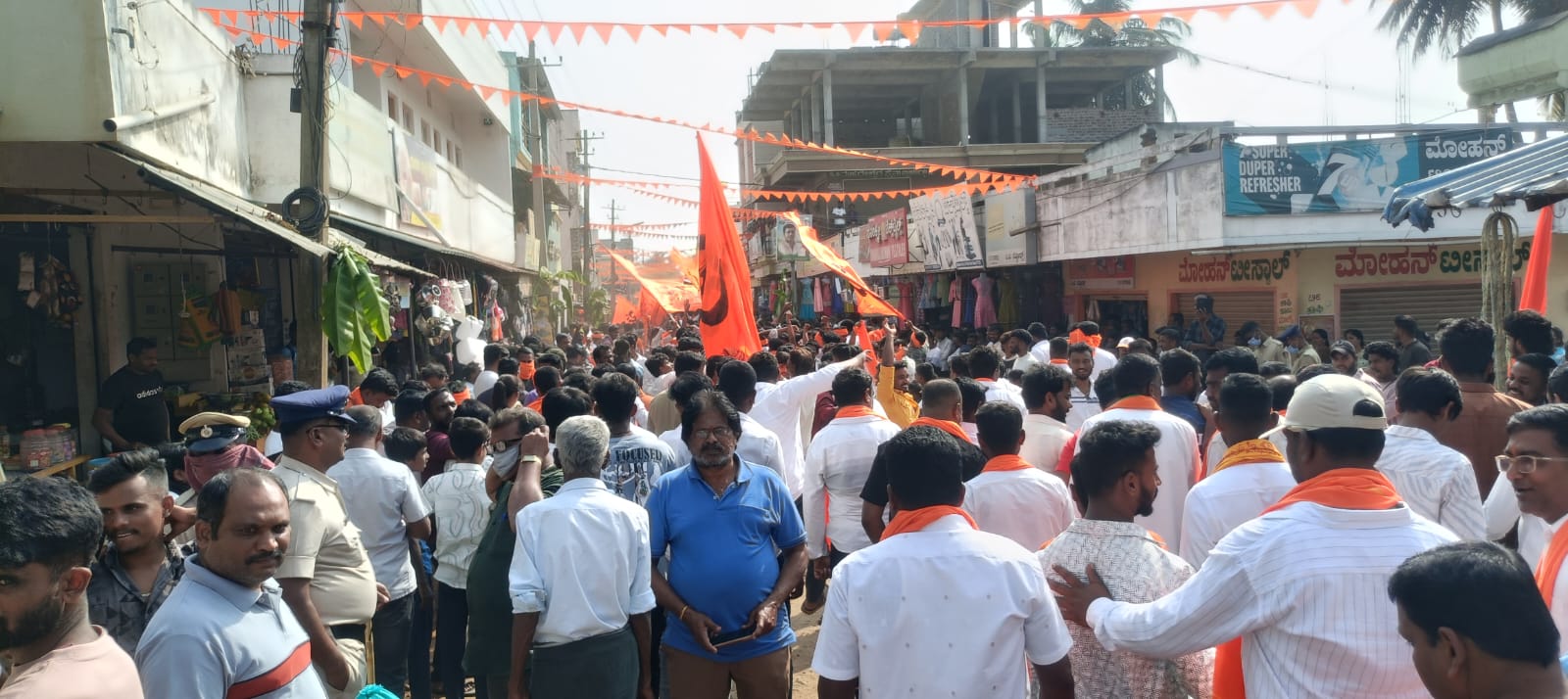 ಸರಗೂರಿನಲ್ಲಿ ಹನುಮ ಜಯಂತಿ ಉತ್ಸವದ ಶೋಭಾಯಾತ್ರೆಯಲ್ಲಿ ಪಾಲ್ಗೊಂಡಿದ್ದ ಭಕ್ತರು