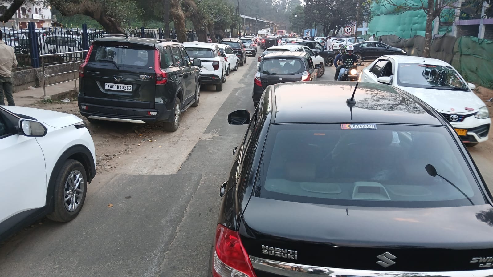 ಮಡಿಕೇರಿಗೆ ಕ್ರಿಸ್‌ಮಸ್ ರಜೆಯ ಪ್ರಯುಕ್ತ ಬುಧವಾರ ಹೆಚ್ಚಿನ ಸಂಖ್ಯೆಯಲ್ಲಿ ಪ್ರವಾಸಿಗರು ಭೇಟಿ ನೀಡಿದ್ದ ಸಂಚಾರ ದಟ್ಟಣೆ ಉಂಟಾಯಿತು   ಪ್ರಜಾವಾಣಿ ಚಿತ್ರ/ರಂಗಸ್ವಾಮಿ