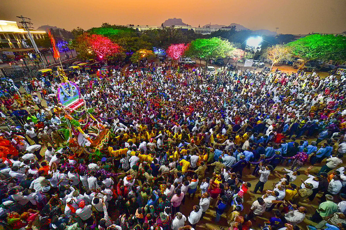ಕೊಪ್ಪಳ: ಭಕ್ತರ ನಡುವೆಯ ಲಘು ರಥೋತ್ಸವ ಸಂಭ್ರಮ 