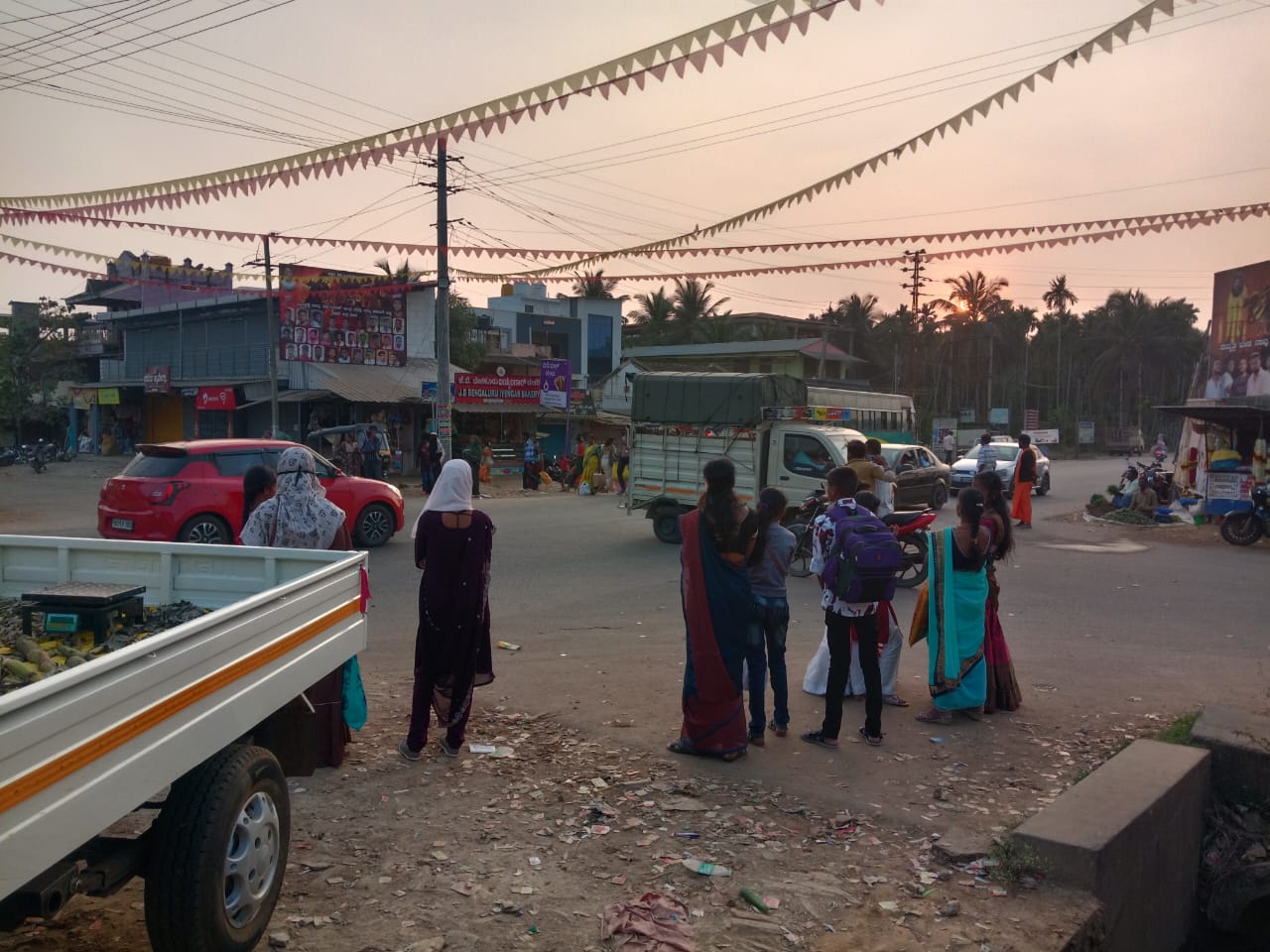 ಕೈಮರದಲ್ಲಿ ಬಸ್ ನಿಲ್ದಾಣವಿಲ್ಲದೇ ರಸ್ತೆಯಲ್ಲೇ ಬಸ್‌ ಕಾಯುತ್ತಾ ನಿಲ್ಲಬೇಕಾದ ಅನಿವಾರ್ಯತೆ