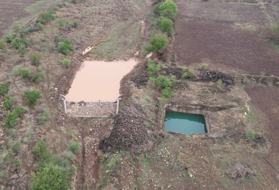 ರಿವಾರ್ಡ್‌ ಯೋಜನೆಯಡಿ ಕಲಬುರಗಿ ತಾಲ್ಲೂಕಿನ ಗ್ರಾಮವೊಂದರ ಜಮೀನಿನಲ್ಲಿ ನಿರ್ಮಿಸಿರುವ ಚಕ್‌ ಡ್ಯಾಂ ತೆರದ ಬಾವಿಯ ಮರುಪೂರಣಕ್ಕೆ ಅನುಕೂಲವಾಗಿದೆ 