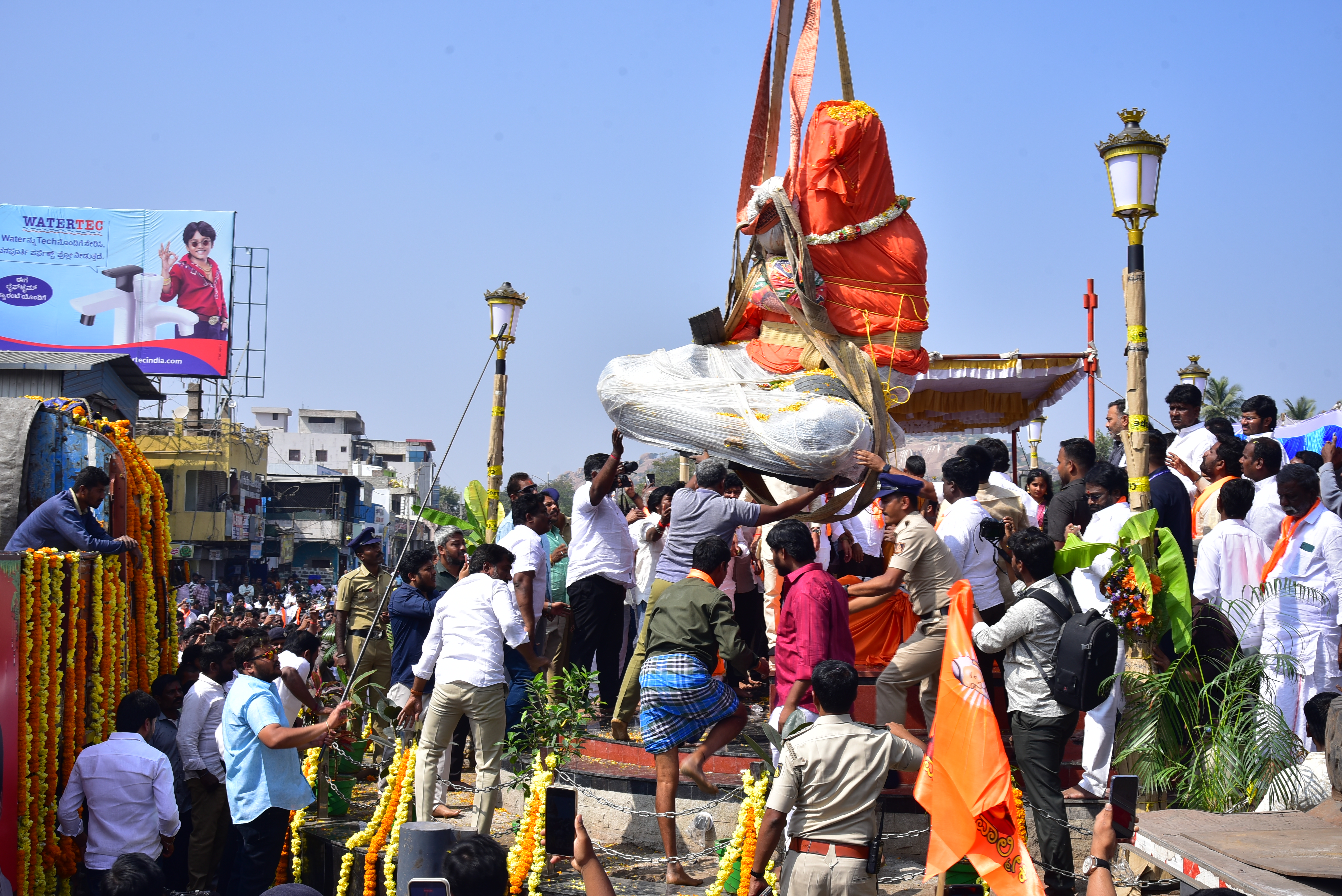ಬಳ್ಳಾರಿಯಲ್ಲಿ ಡಿಸೆಂಬರ್ 25ರಂದು ಪ್ರತಿಷ್ಠಾಪಿಸಿದ ವಾಲ್ಮೀಕಿ ಪ್ರತಿಮೆ 
