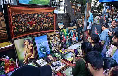 ಚಿತ್ರಸಂತೆಯಲ್ಲಿ ಕಲಾಕೃತಿಗಳನ್ನು ಕುತೂಹಲದಿಂದ ವೀಕ್ಷಿಸಿದ ಜನರು