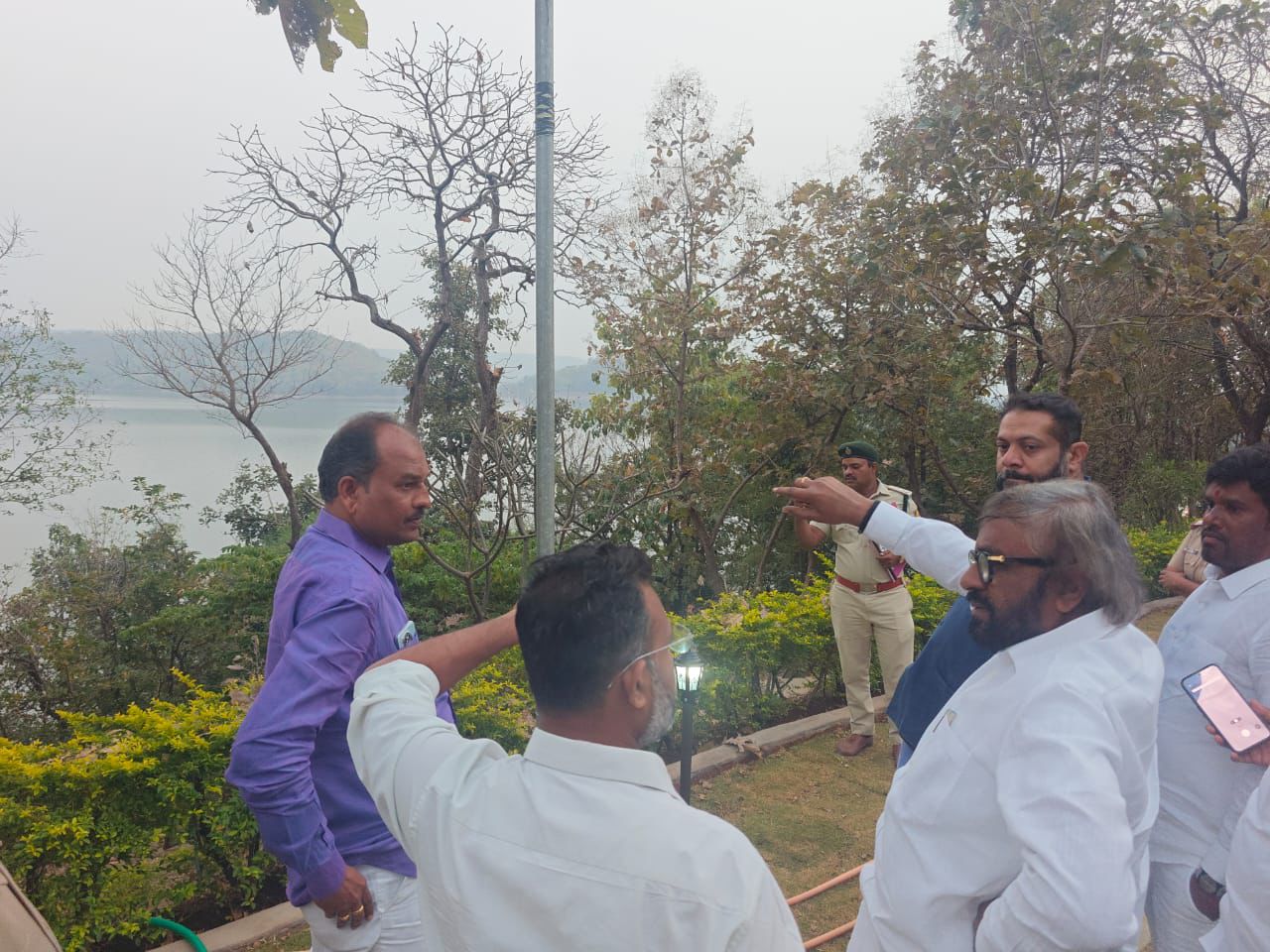 ಚಿಂಚೋಳಿ ವನ್ಯಜೀವಿ ಧಾಮದ ಚಂದ್ರಂಪಳ್ಳಿ‌ ಜಲಾಶಯದಲ್ಲಿ‌ ಅರಣ್ಯ ಸಚಿವ ಈಶ್ವರ ಖಂಡ್ರೆ‌ ಅವರು ಅಧಿಕಾರಿಗಳೊಂದಿಗೆ ಚರ್ಚಿಸಿದರು