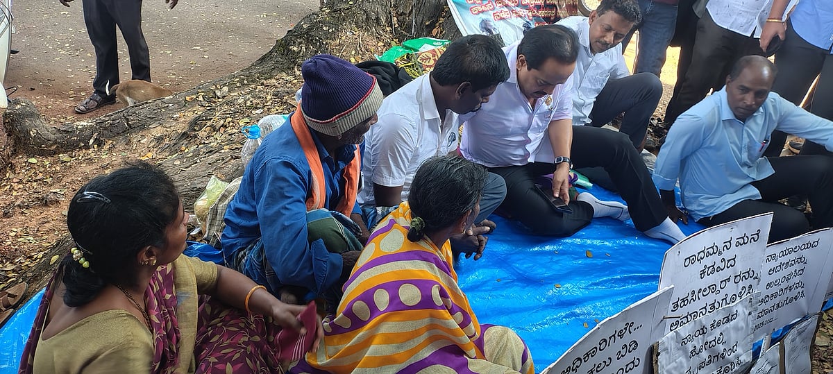 ಪುತ್ತೂರು | ಶಾಸಕ ಮಧ್ಯಪ್ರವೇಶ: ವೃದ್ಧ ದಂಪತಿಯ ಧರಣಿ ಅಂತ್ಯ