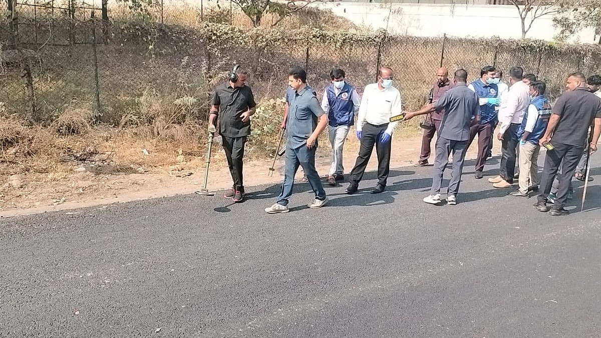 ಬಳ್ಳಾರಿ ದೊಂಬಿ: ಘಟನಾ ಸ್ಥಳದಲ್ಲಿ ಬಾಂಬ್ ನಿಷ್ಕ್ರಿಯ ದಳ ಪರಿಶೀಲನೆ 