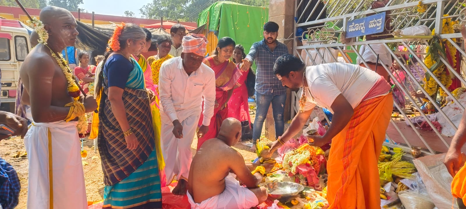ಕೊಳ್ಳೇಗಾಲ ತಾಲ್ಲೂಕಿನ ಚಿಕ್ಕಲ್ಲೂರು ಜಾತ್ರೆಯಲ್ಲಿ ನೀಲಗಾರರ ದೀಕ್ಷೆ ದೇವರಗುಡ್ಡ ಬಿಡಿಸುತ್ತಿರುವುದು