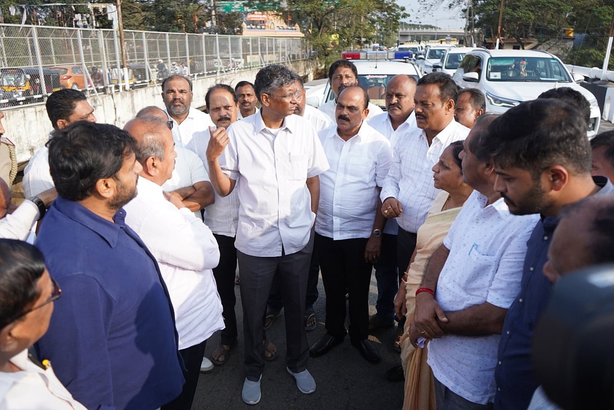 ಶಿವಮೊಗ್ಗ: ತುಂಗಾ ಸೇತುವೆ ಪುನರ್ನಿರ್ಮಾಣಕ್ಕೆ ಸಚಿವ ಜಾರಕಿಹೊಳಿ ಸ್ಥಳ ಪರಿಶೀಲನೆ 